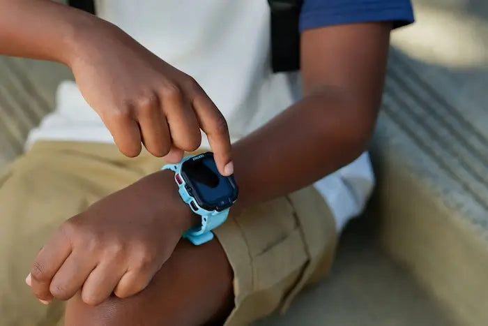 Must‑Have Features in a Kids Smartwatch: SOS Button, Parental Controls, and Internet Safety